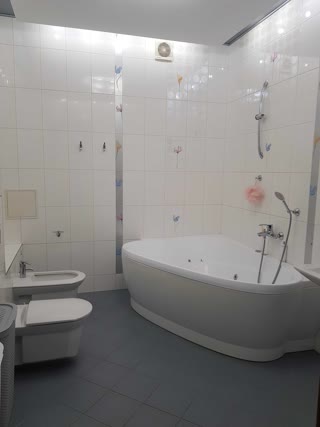 For Sale 4-room Apartment Center