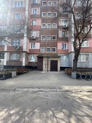 продам 2х кімнатну квартиру з кладовкою на 6м мікрорайоні