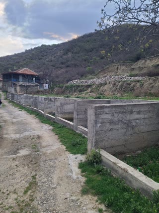 იყიდება მიწის ნაკვეთი.