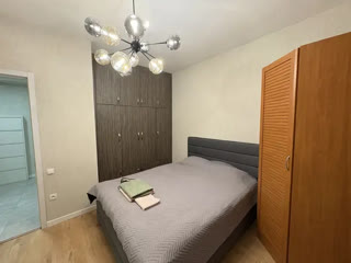 სასწრაფოდ იყიდება 4 ოთახიანი ბინა კეკელიძეზე