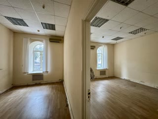 Sale of a 4-room apartment in the Center of Kyiv at Zoloti Vorota or Maidan Nezalezhnosti and Khreshchatyk