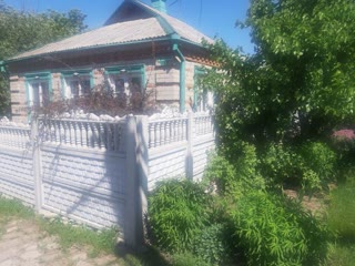 продам частний будинок на ділянці 11 соток поруч з центром міста Лозова