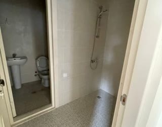 Universal commercial space for rent in Sololak