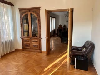 იყიდება 7 ოთახიანი კერძო სახლი თბილისში