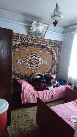 Продам квартиру з земельною ділянкою, гаражем, погребом, сараєм