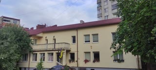Будинок з земельною ділянкою