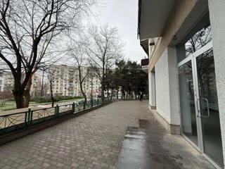 იყიდება 105 კვ.მ კომერციული ფართი გლდანში