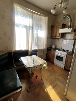 Продам 2к квартиру Лабораторна, метро Палац Україна