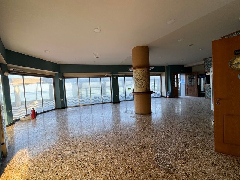 160 m² Store