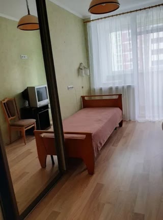 Spacious 1-room apartment for sale in the Darnytsia district of Kyiv on Dragomanova St., Pozniaky