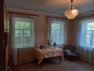 Продам кирпичний будинок з зручностями та спорудами в
