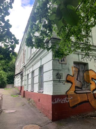 Продам приміщення в центрі під будь-який вид діяльності. Високі стелі!