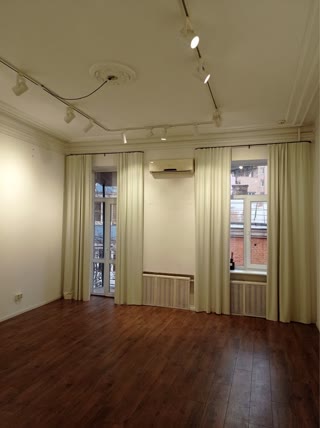 Sale of a 2-room apartment in the Center of Kyiv near Arena City metro Khreshchatyk and Palace of Sports