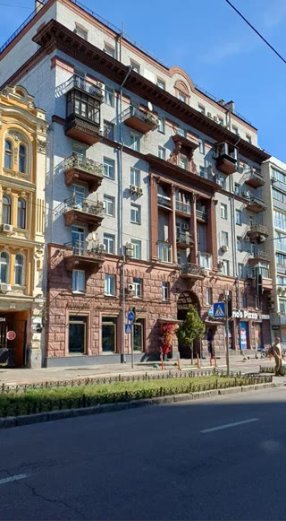 Sale of a 3-room apartment in the Center of Kyiv near Palats Sportu metro and Gulliver shopping mall