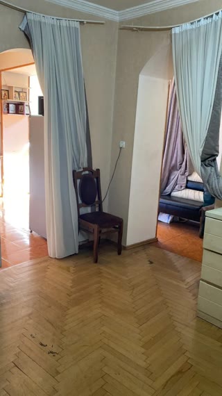 იყიდება 2 ოთახიანი ბინა სოლოლაკში