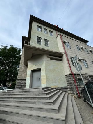 ქირავდება საოფისე კომერციული ფართი ვაკეში