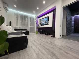 Продам 2х кімнатну покращену квартиру РЖМ