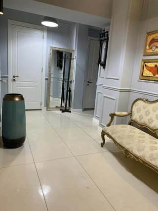 იყიდება 4 ოთახიანი ბინა ვაკეში
