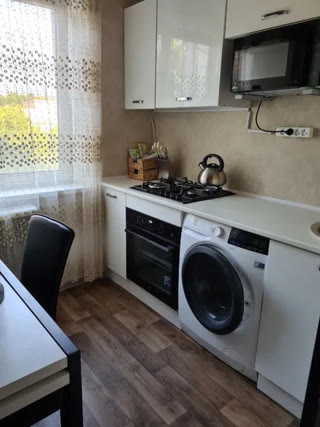 Продам 2 кімнатну квартиру 44 кв м м.Героїв Праці