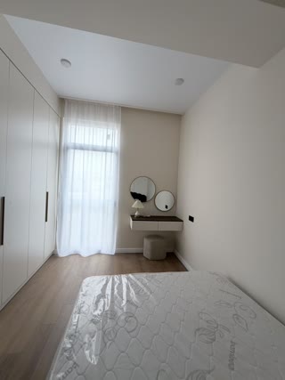 Unoccupied 3-room sunny apartment for sale in central Saburtalo