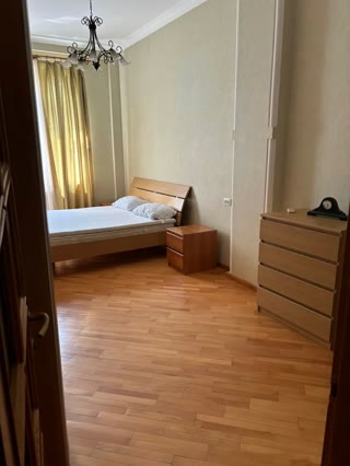 ქირავდება 3 ოთახიანი ბინა ცენტრალურ ვაკეში