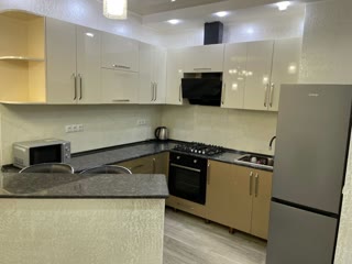 🏢 ქირავდება 3-ოთახიანი ბინა ლეონიძის ქუჩაზე!