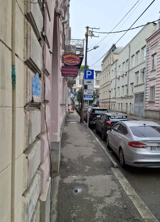 ქირავდებაუბივერსალური ფართი ძველ თბილისში