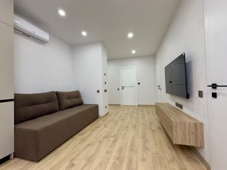 Продаж 2-кімнатної квартири в ЖК Варшавський -2 біля ТРЦ Ретровіль