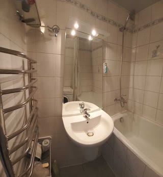 Продається квартира з 4-ма окремими кімнатами та великим холом