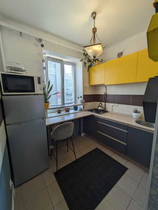 Продаж трикімнатної квартири на Дарницькій площі