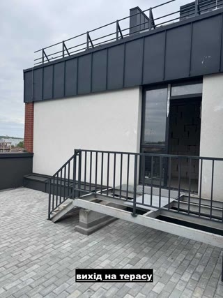 Продаж 4-кімнатної дворівневої квартири з терасою на даху з видом на Високий Замок