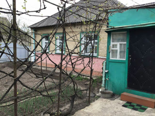 Продам полдома с флигелем и хозпостройками