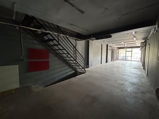 300 m² Store