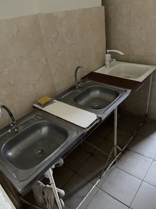 Продам 1-комнатну квартиру гостинного типу під ремонт з балконом і місцем під санузел _