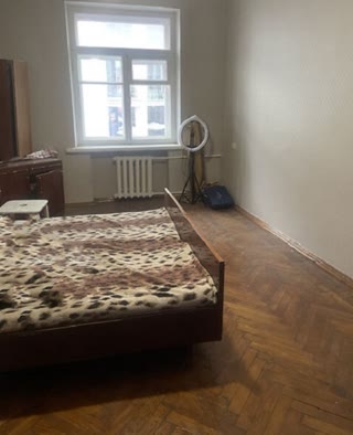 Продаж 3к квартири 80 кв. м на майд. Конституції