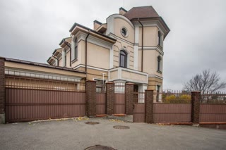 Будинок без оздоблення на Печерських холмах