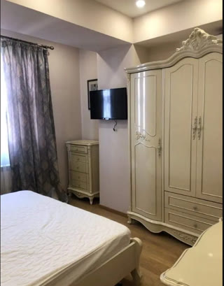 ქირავდება 3 ოთახიანი ბინა ვაკეში