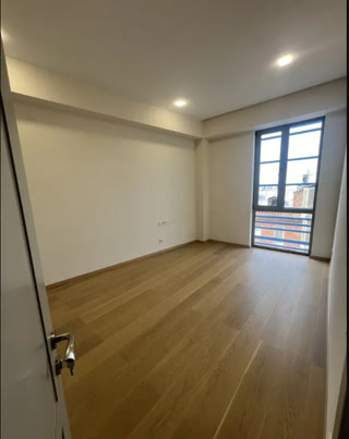 ქირავდება 4 ოთახიანი ბინა ვერაზე