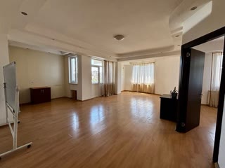 ქირავვდება საოფისე ფართი საბურთალოზე