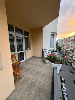 იყიდება 5 ოთახიანი ბინა ვაკეში