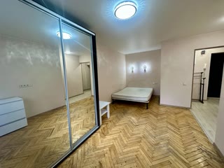Продається 1-кімнатна «сталінка» в центрі Києва біля метро Лук’янівка