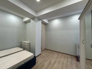 ქირავდება 3 ოთახიანი ბინა ვაკეში