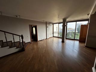 Sale of a two-level apartment on Khreshchatyk near the Verkhovna Rada