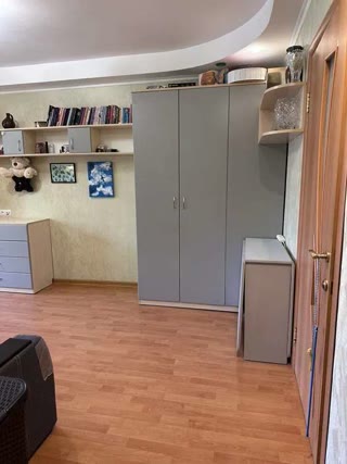 Продається затишна 2-кімнатна квартира з меблями, технікою та автономним живленням на бульварі Верховної Ради у Дніпровському р-ні