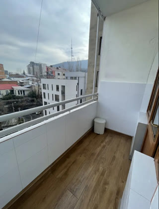 ქირავდება 4 ოთახიანი ბინა ვაკეში