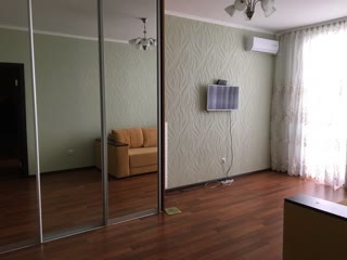 Продам видову  1к квартиру 54м.кв. біля метро Позняки