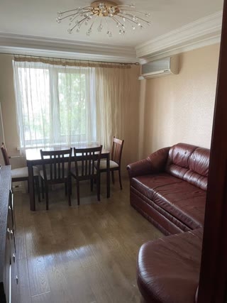 Продається  3 кім. квартира 57м2  біля метро Лівобережна