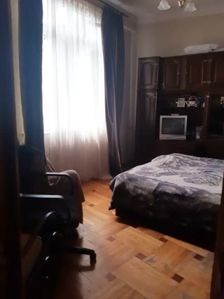 იყიდება 4 ოთახიანი ბინა მთაწმინდაზე