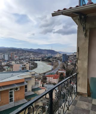 იყიდება 6 ოთახიანი ბინა ისანში