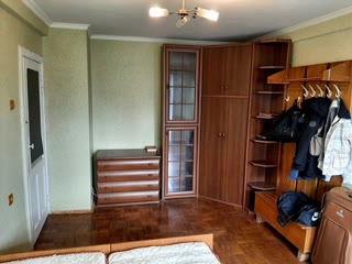 Продаж 3-кімнатна квартира біля метро